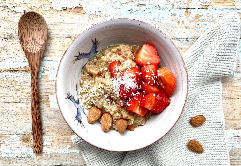 Quinoa-Kokos-Mandel Brei mit süßen Erdbeeren