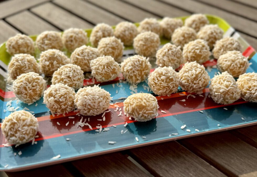 Erfrischende Bliss Balls mit Mango und Mandel